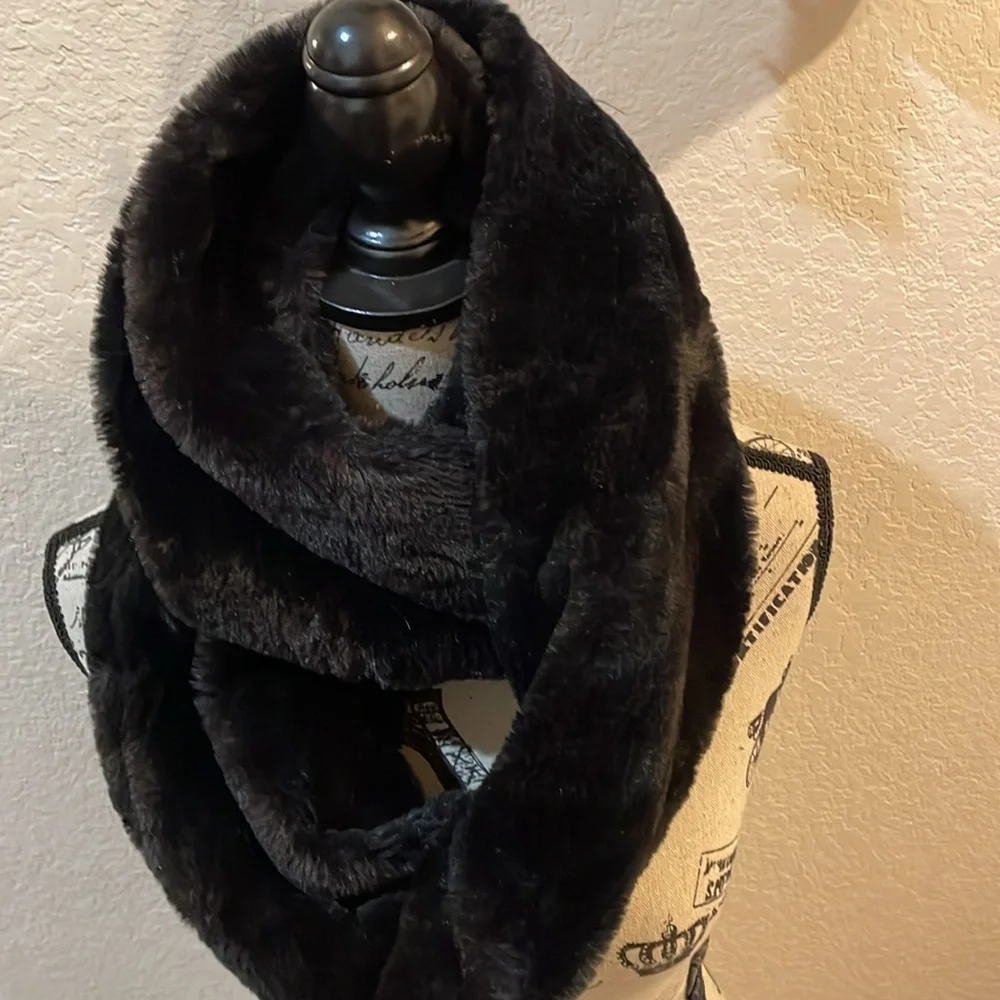 Elegant~ Chic Black Faux Fur Infinity Scarf NWOT Size: 30 inches Long WEST LOOP